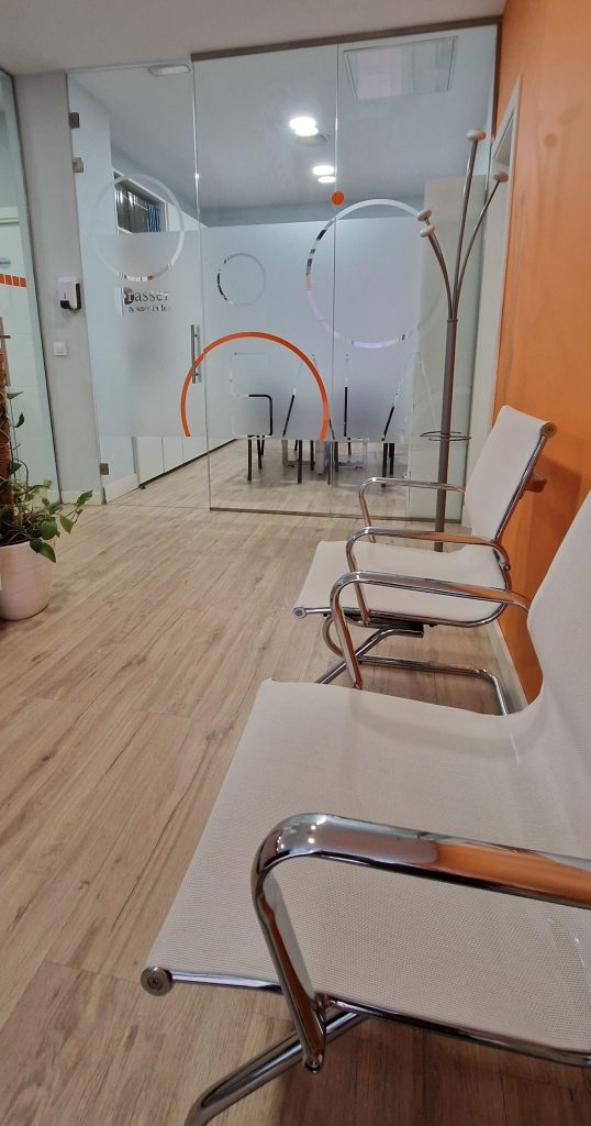 Zona de espera moderna y luminosa en las oficinas de Prasser & Asociados, especialistas en asesoría en Legazpi
