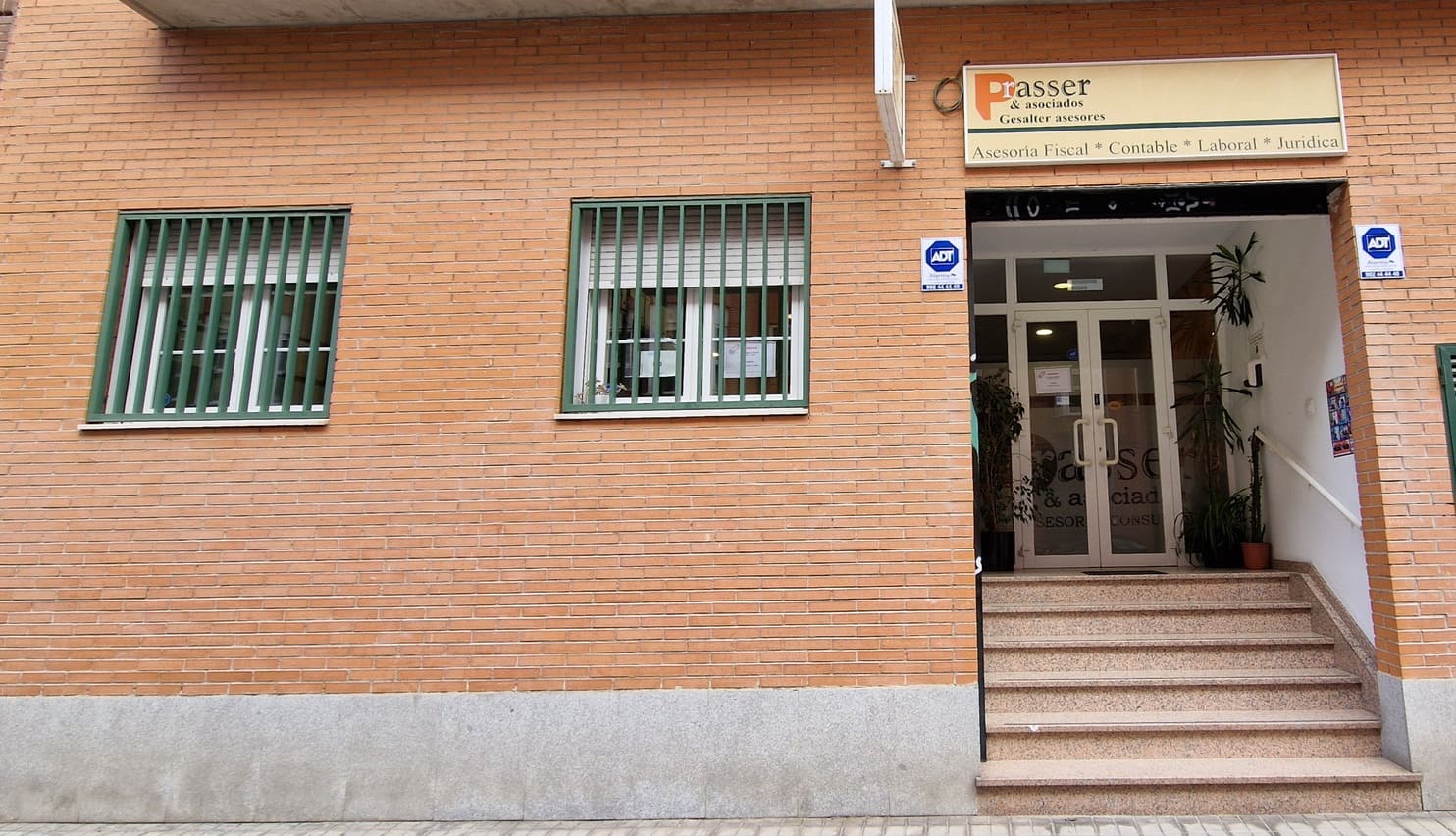 Fachada exterior del edificio donde se ubica Prasser & Asociados, especialistas en asesoría en Legazpi