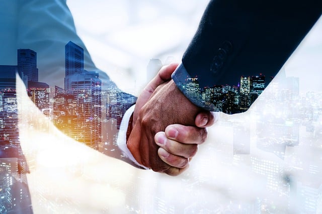 Dos empresarios dándose la mano en señal de acuerdo, representando confianza en servicios de asesoría en Legazpi