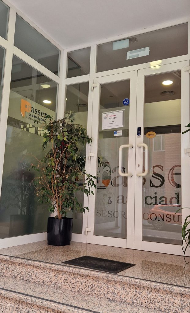 Entrada principal de Prasser & Asociados, despacho profesional de asesoría en Legazpi