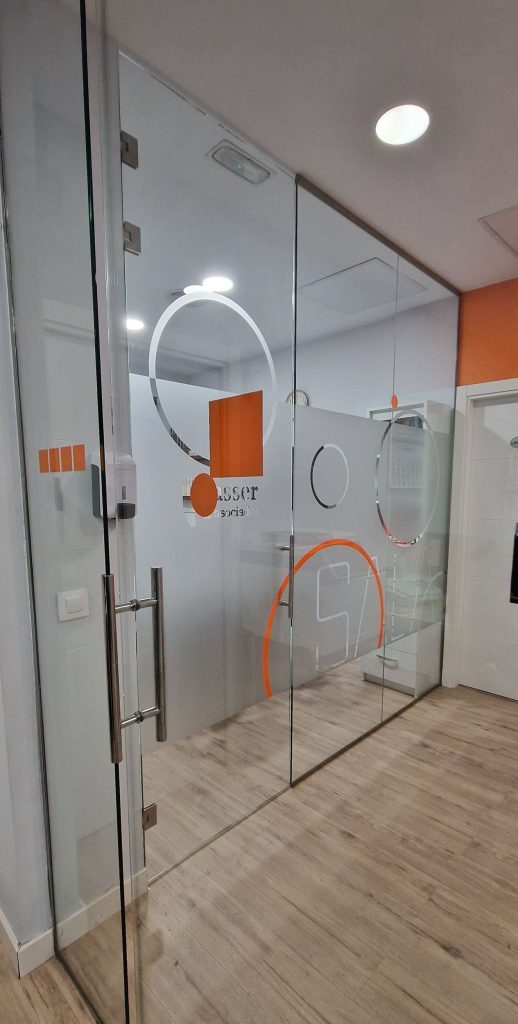 Entrada principal de las oficinas de Prasser & Asociados, especialistas en asesoría en Legazpi